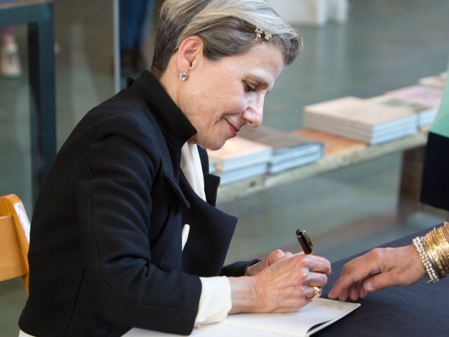 Maryam Khosrowshahi signs books