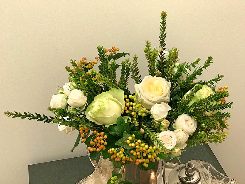 Miss Bombastic spray roses, green Dynamic and cream Candlelight roses