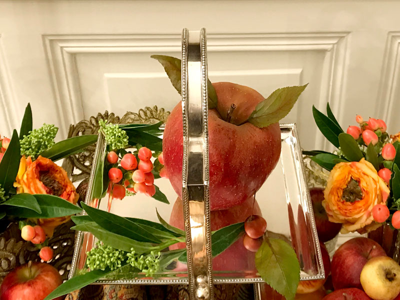 Sofreh with sizeable apple placed on the top tier