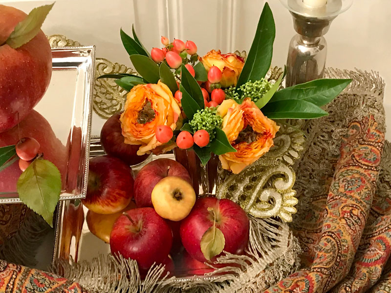Sofreh with bouquet of deep-orange roses