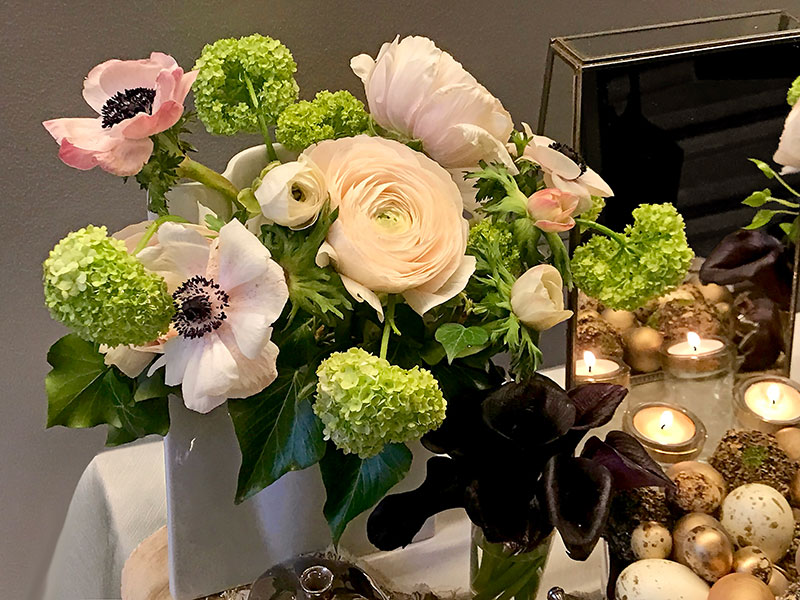 Bouquet of Hanoi ranunculi and Cantor black calla lilies
