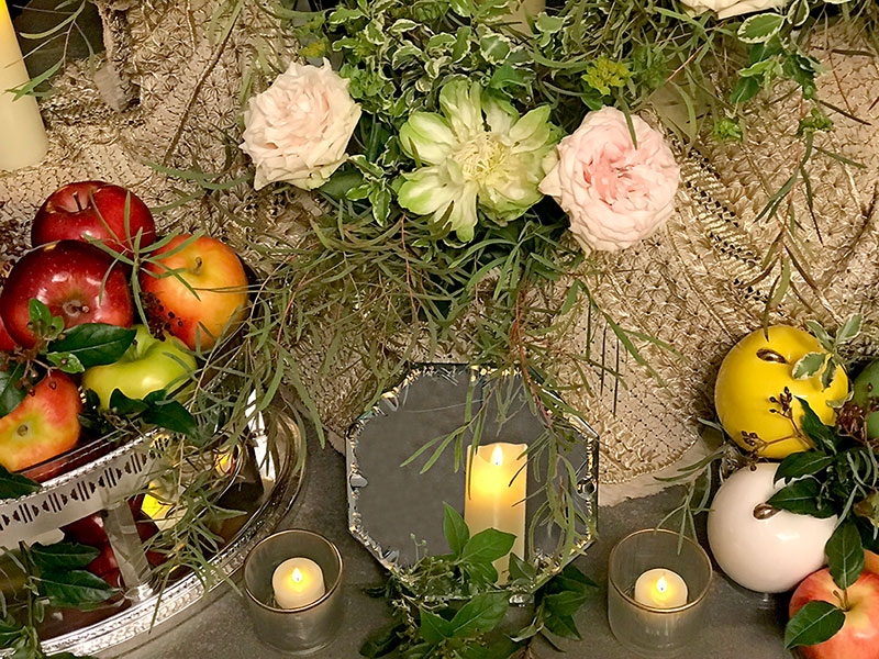 sofreh with candles, flowers and apples