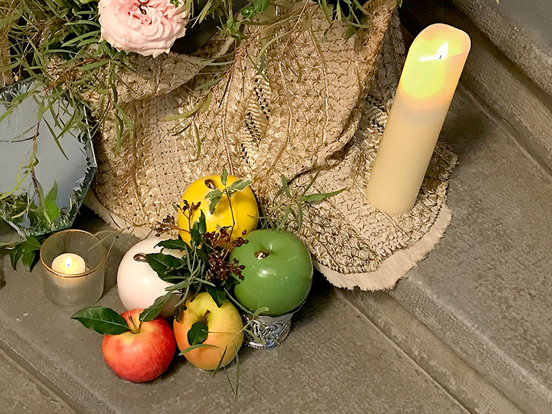 different colours of ceramic and fresh Gala and Delblush apples