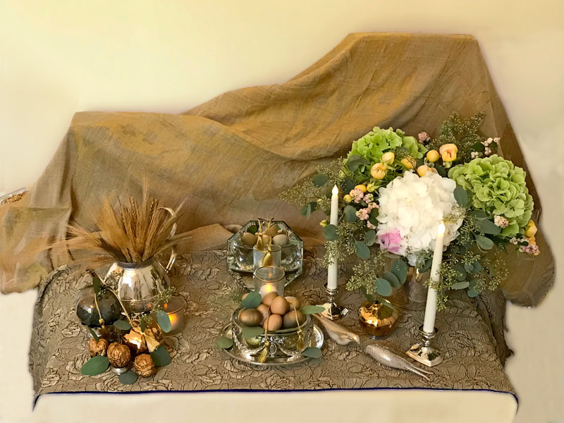 Sofreh with a muted-gold colour scheme