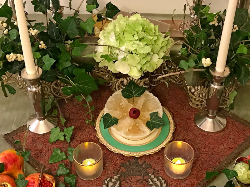 Single Verena Classic hydrangea with the green and gold-rimmed plate of crystal sugar