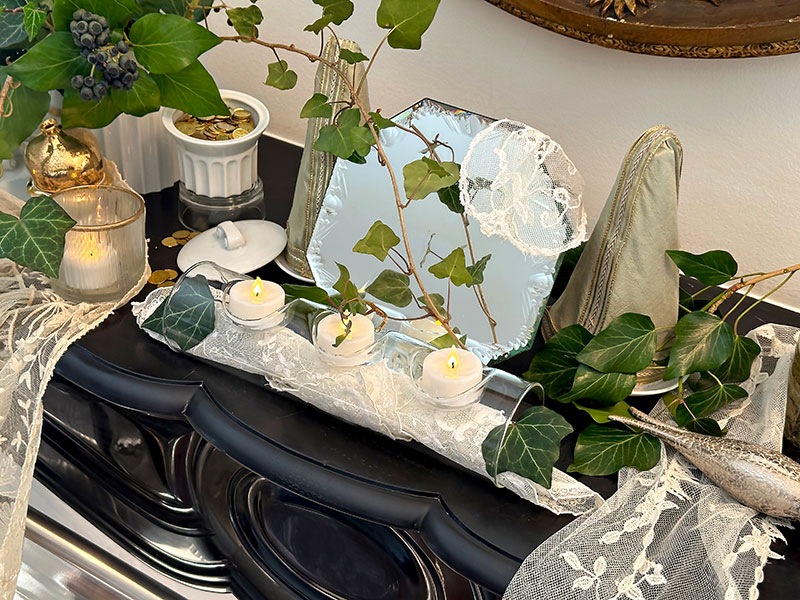 Venetian mirror, sugarloaves, covered with green silk and fine gold ribbons