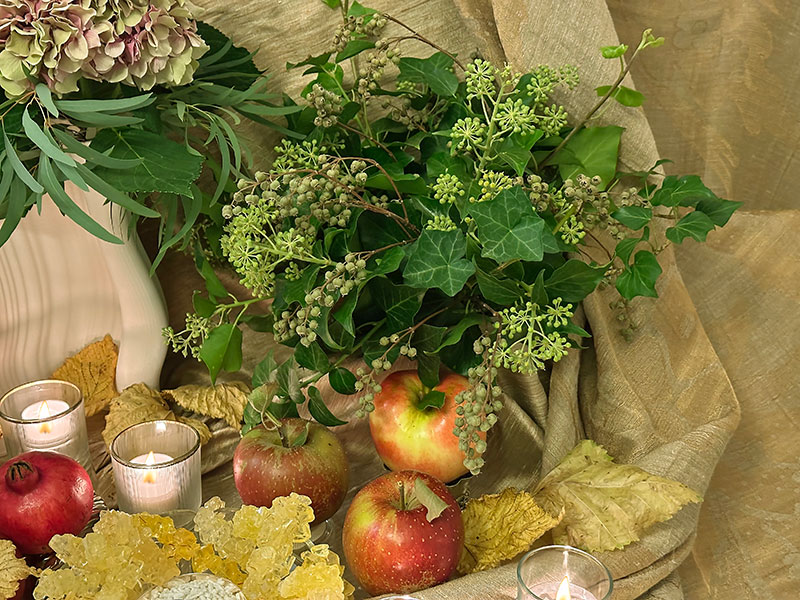 bouquets of mixed foliage and apples